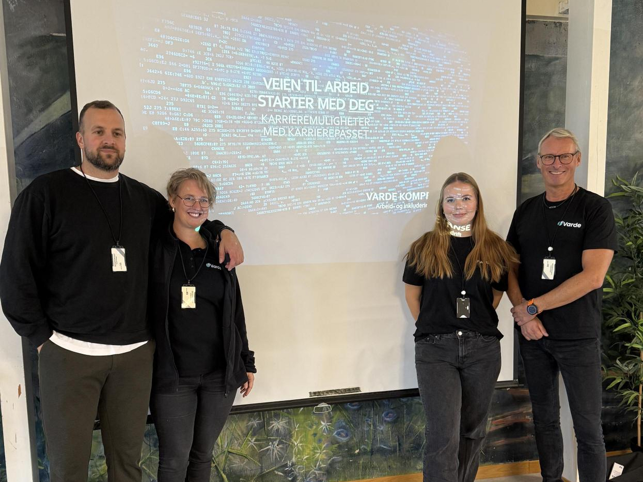 Jobbspesialistene Even Karpuz, Marit Bugten, Ella Kvalvik og Olav Gjøvik fra Varde karriereveileder innsatte ved Hustad Fengsel.