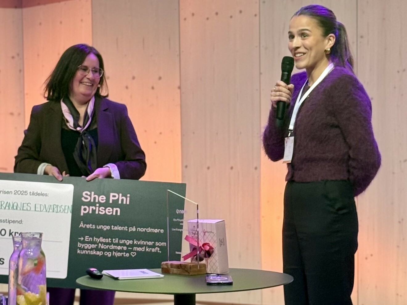 Live Edvardsen mottar She Phi-prisen. Til venstre Kristin Wiik i NEAS.