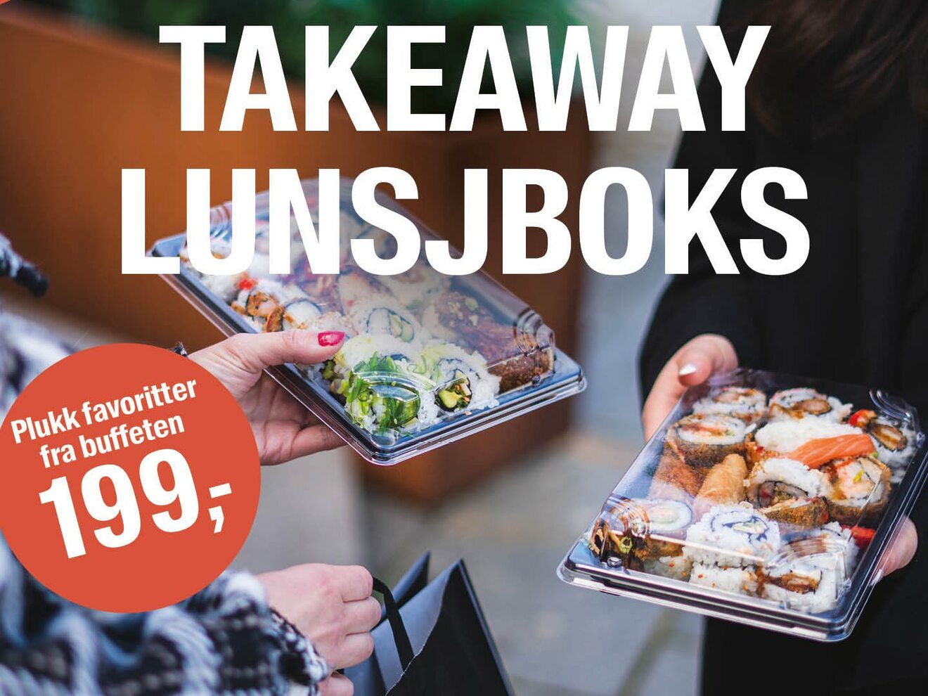 Bildet viser en hånd med rødmalte negler og en hånd med hvitmalte negler som holder hver sin boks med gjennomsiktig plastokk. Boksene er fulle av sushibiter, makiruller, og vårruller. Tekst på bildet: Takeaway Lunsjboks fra Sabrura, plukk dine favoritter fra buffeten for 199,-.