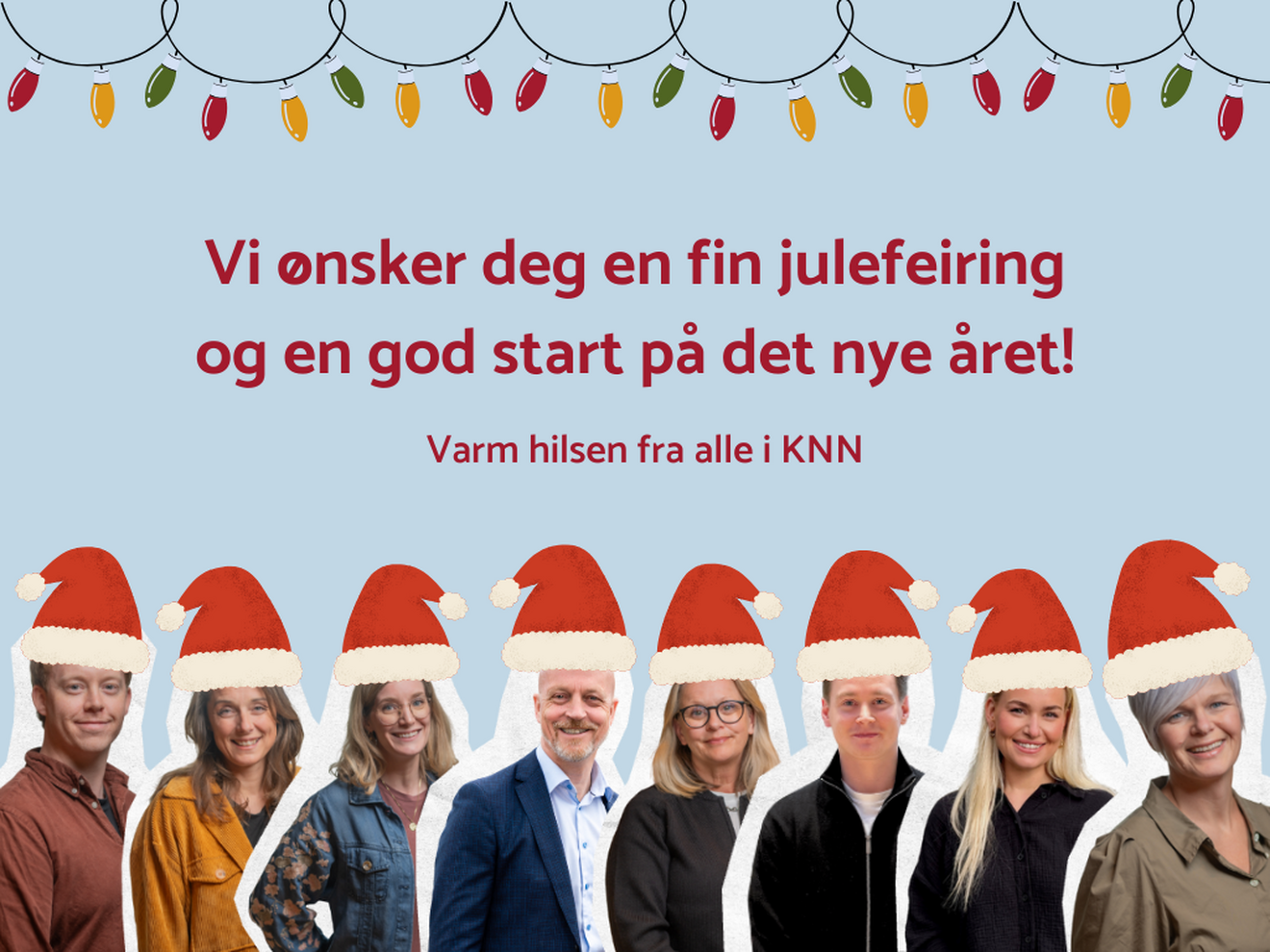 Vi ønsker deg en fin julefeiring og en god start på det nye året! Varm hilsen fra alle i KNN. Teksten står uder en animert lysslynge med gule, røde og grønne lys. Under teksten sees 8innlimede mennesker med pålimte nisseluer