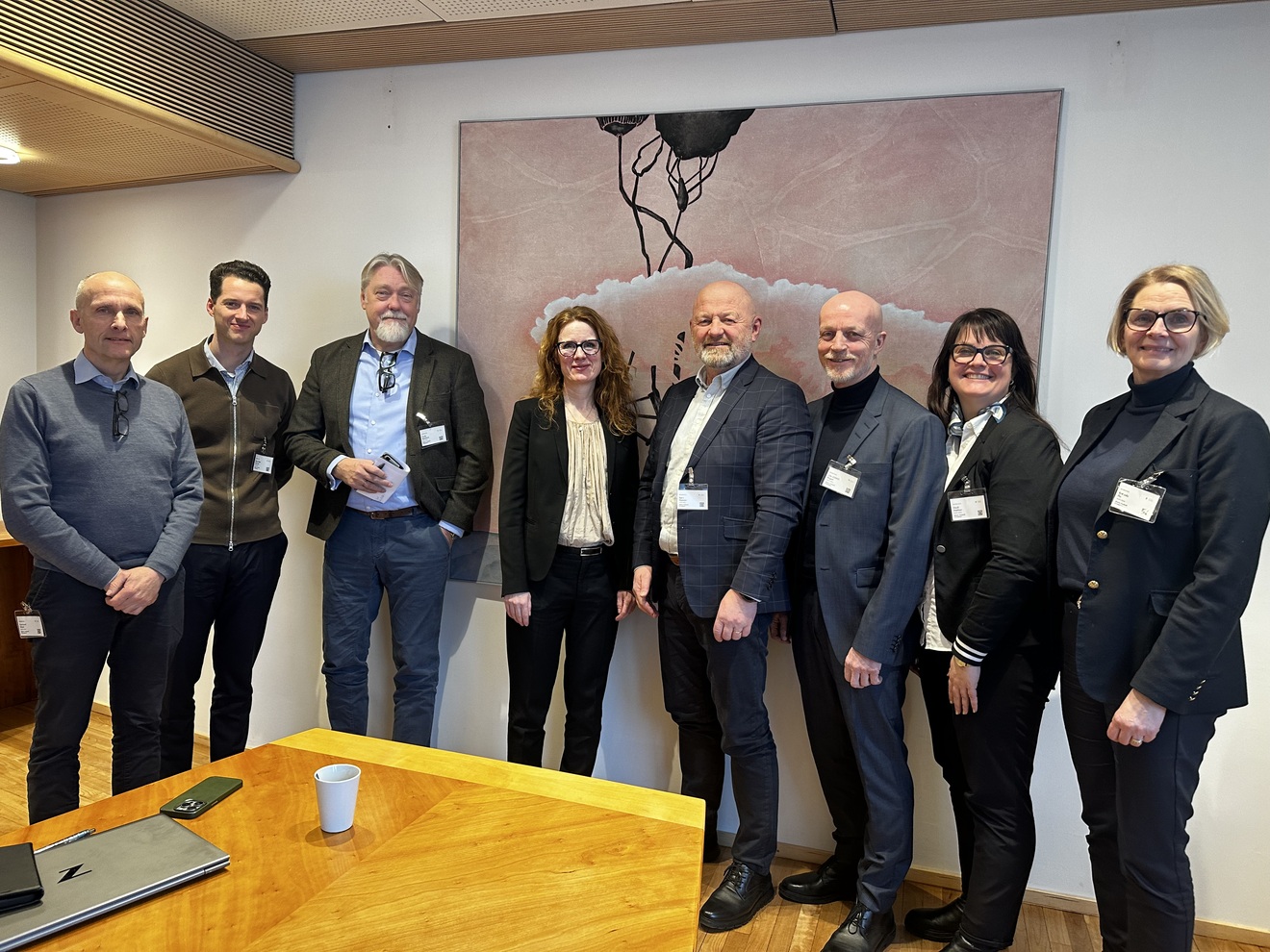 På bildet ser vi fra venstre: Gerhard Eidså: Daglig leder i Elinett, Hans Petter Mortveit: Head of Finance and Treasury i Salmon Evolution, Frode Baasland: Supply Manager and Energy Analyst i Shell, Marte Haabeth: Statssekretær i Energidepartementet, Bjørn Hammer: Daglig leder i Mellom, Ole J. Rugset: Daglig leder i KNN, Heidi Nakken: Daglig leder i NiÅ, Britt Flo: Daglig leder i MNF