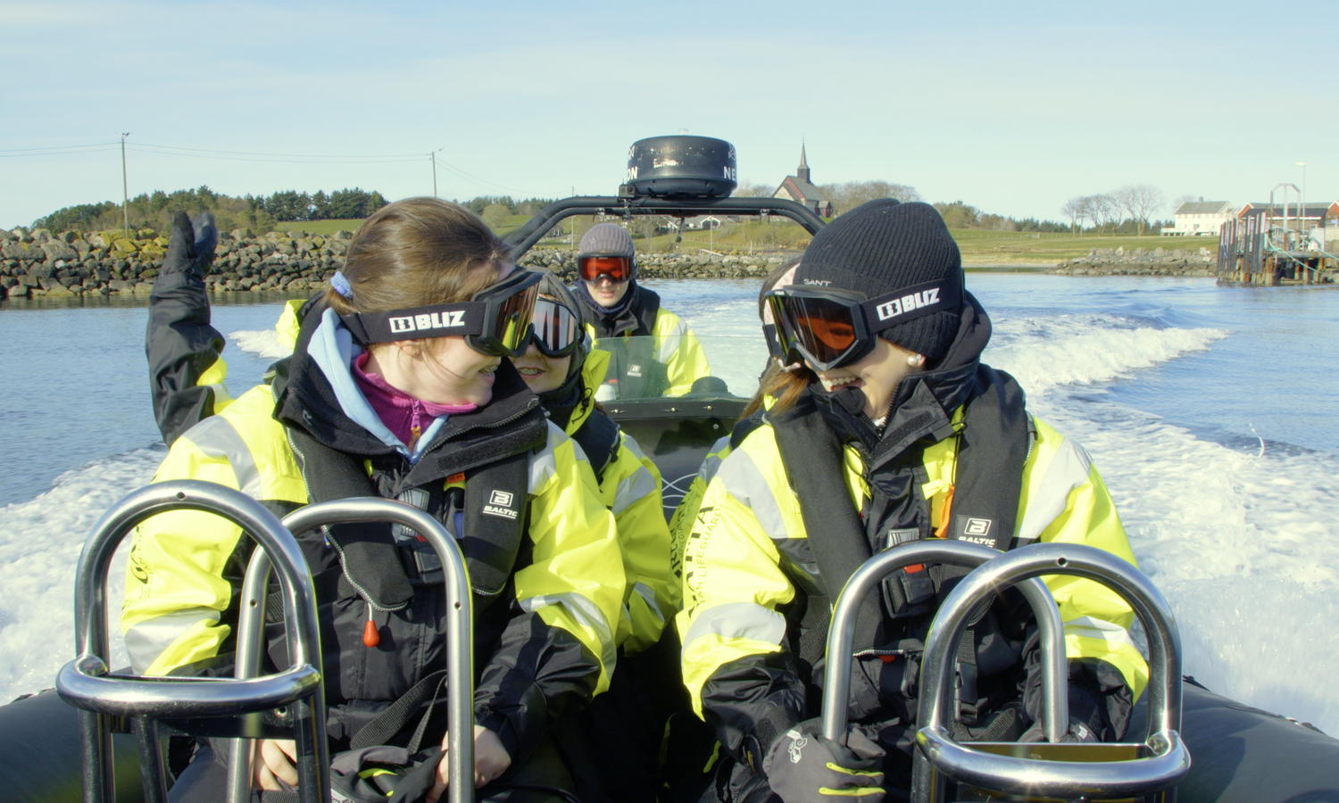 to unge kvinner kjører rib