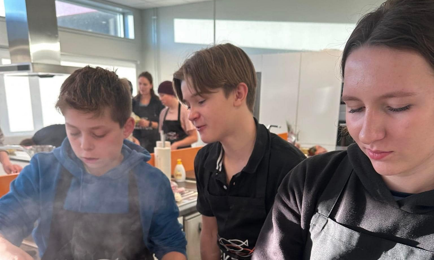 tre ungdommer lager mat 
