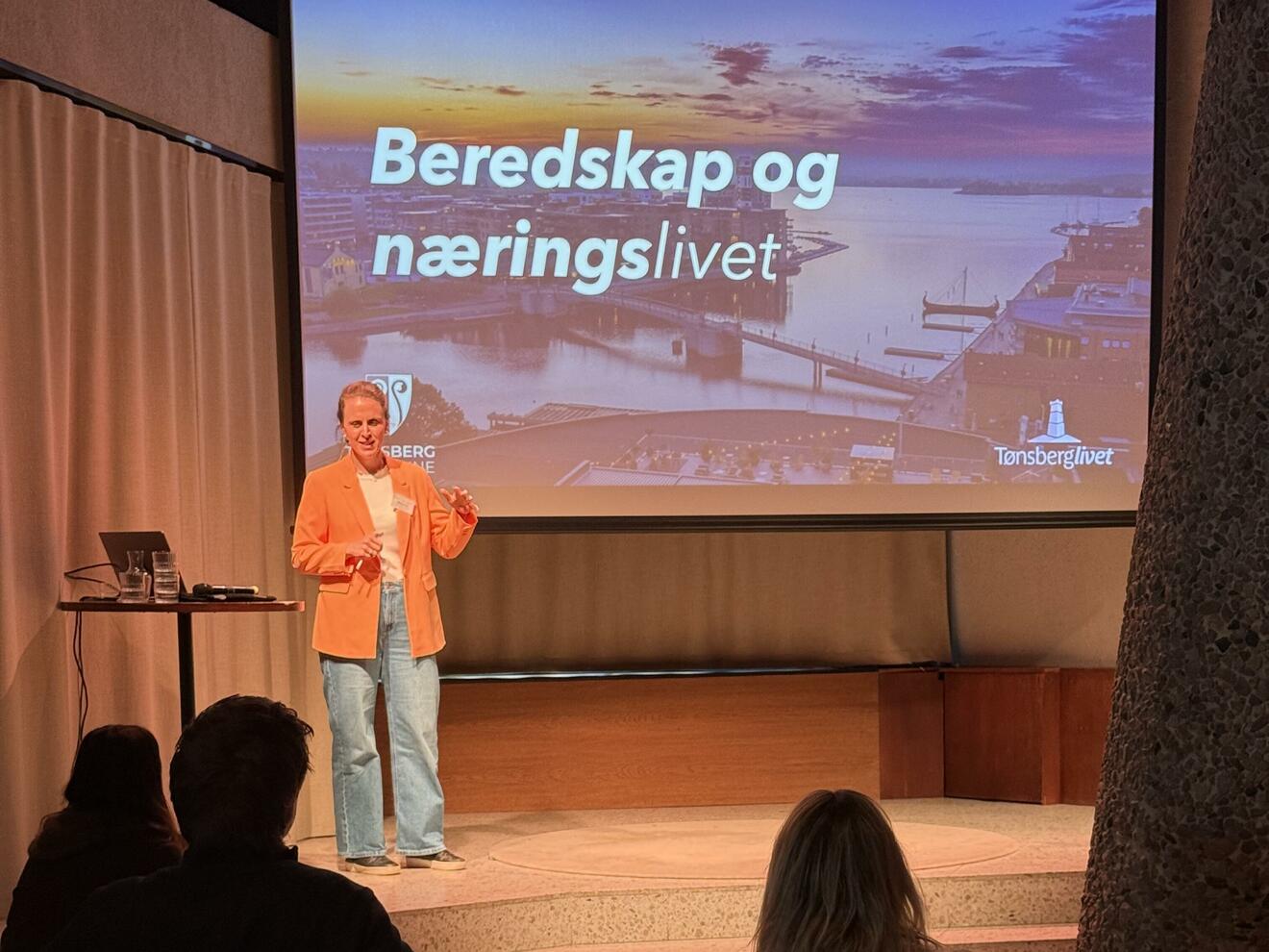 Benedicte Melkild i organisasjonen Tønsberglivet deler om samarbeid om beredskap imellom kommune og næringsliv i Tønsberg. Beredskap var tema under konferansen Sentrumskraft i Oslo i forrige uke.  