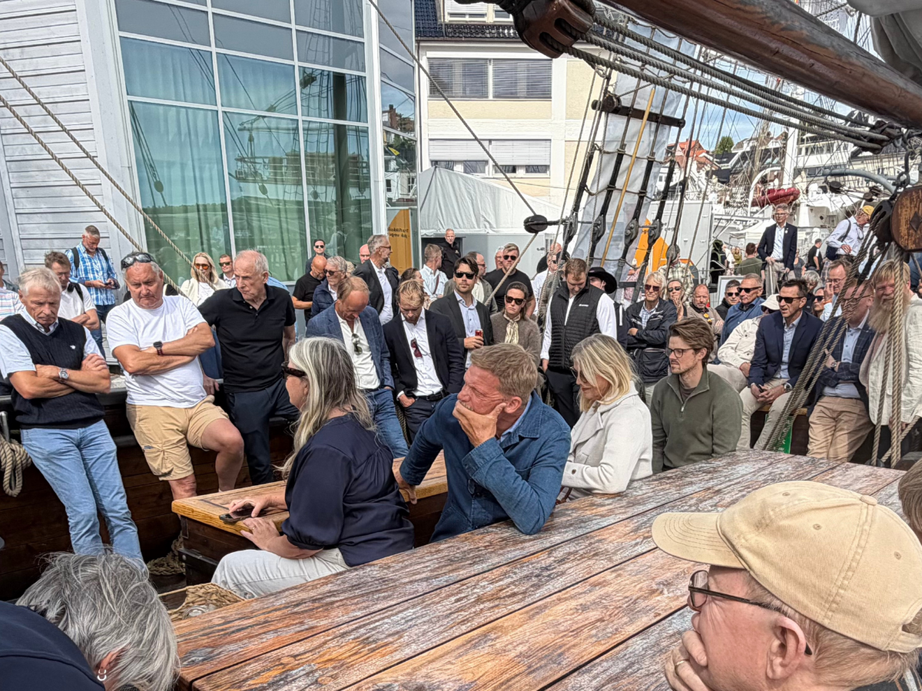 Engasjert publikum om bord på Skonnerten Ideal under Arendalsuka.