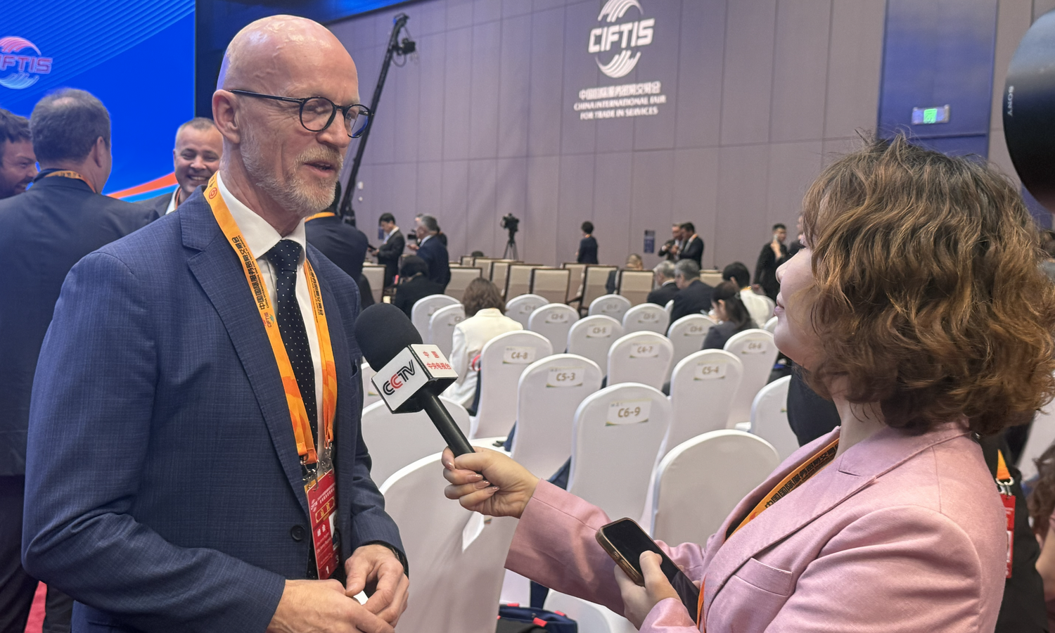 Ole Rugset gjorde utallinge intervjuer under China International Fair for Trade in Services – CIFTIS