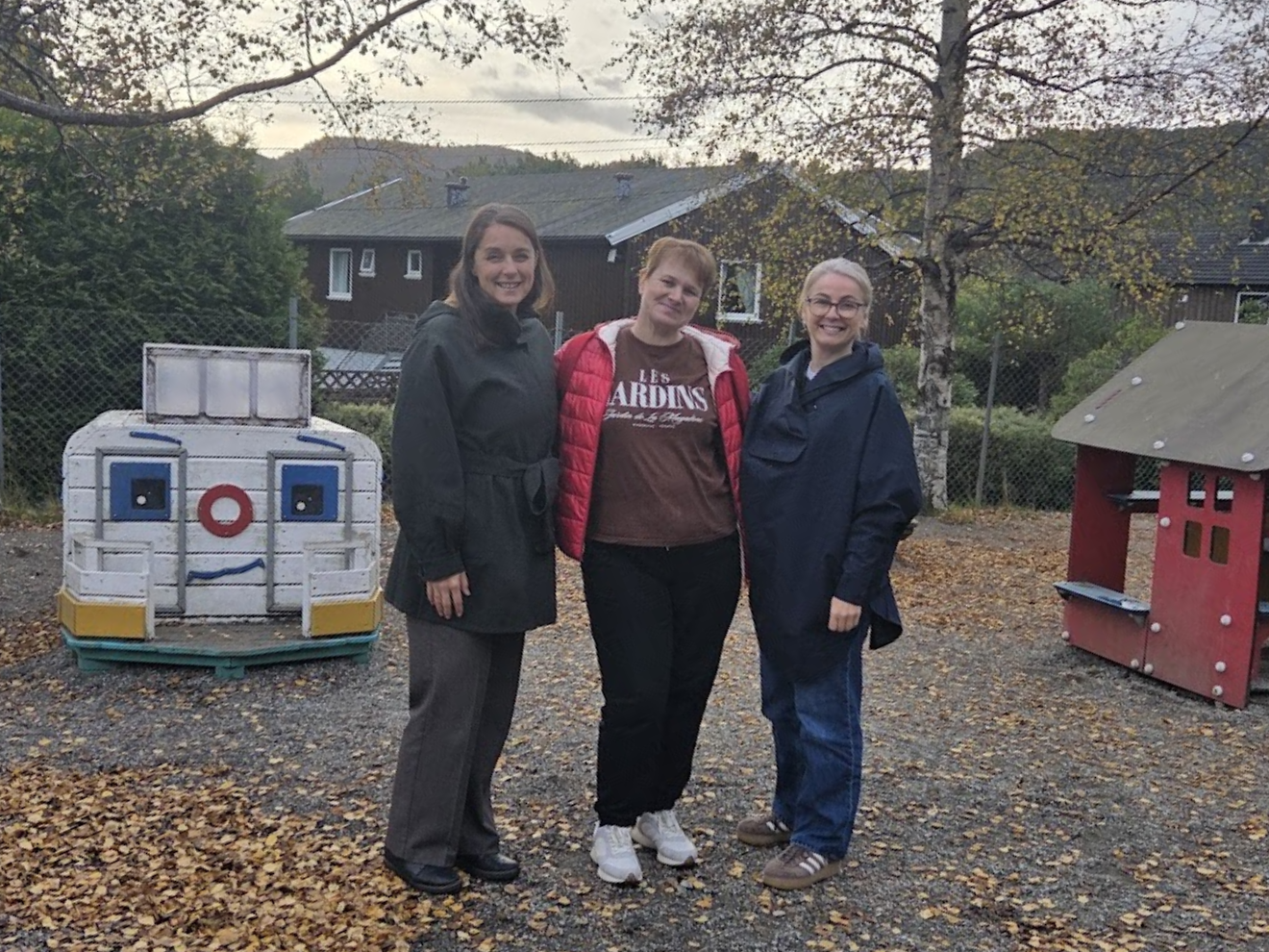 Tetiana (i midten) starter på jobb torsdag 1. oktober. Carina t.h og Linda t.v er dedikert til å følge opp kvinnene både i oppstartsfasen og underveis. 