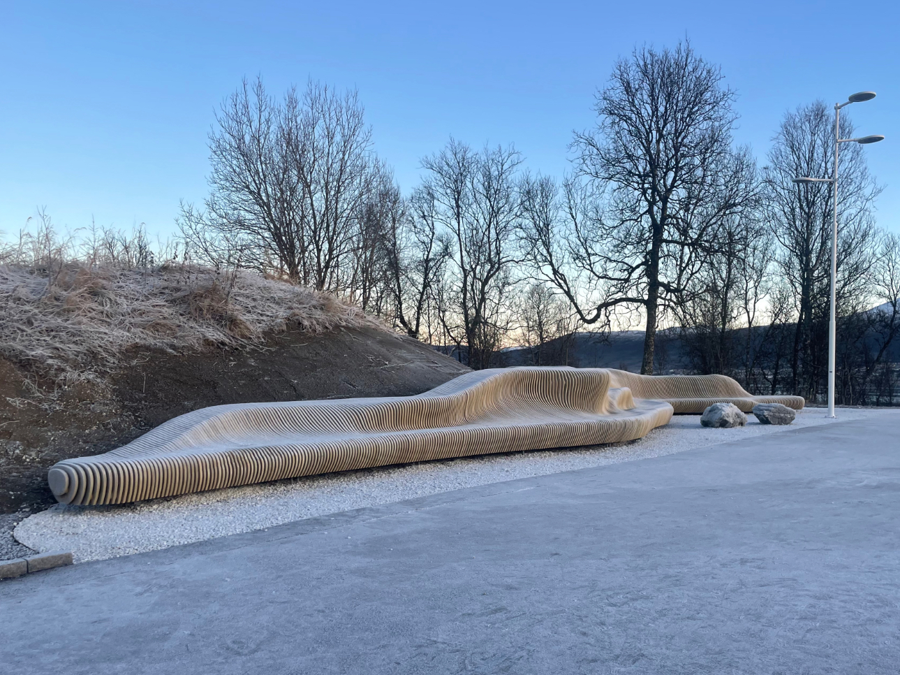 Bildet viser prosjektet Community Landscape i Tromsø, en stor skulptur i tre, formet som et landskap. Den kan sittes på, gås på og lekes med. 