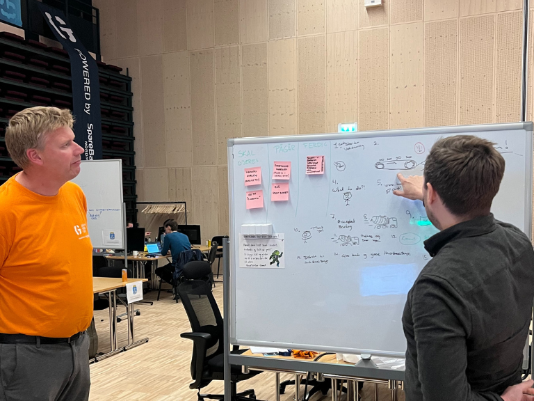 Trainee Kjell Erik Kalsvik forklarer sin kundereise for Kjetil Klaussen fra Kontali Trainee Kjell Erik Kalsvik forklarer sin kundereise for Kjetil Klaussen fra Kontali