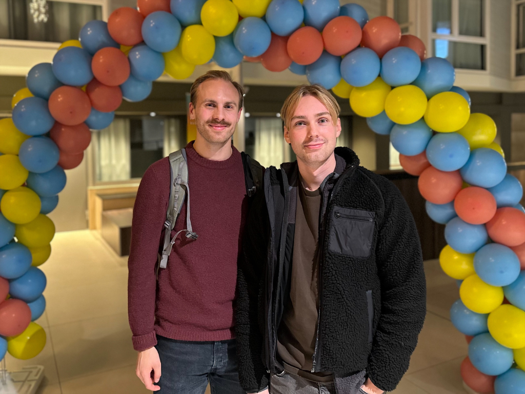 Theodor Ekornås fra Ålesund og Guttorm Tornes fra Molde var Blant de mange besøkende på årets jobbmesse i Trondheim.  To unge menn står under en fargerik ballongbue og smiler mot kamera